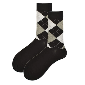 Detailaufnahme des klassischen Rautenmusters auf Baumwollsocken in Schwarz, Grau und Weiß