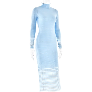 Detailansicht des transparenten Streifensaums und des feinen Strickmusters am blauen Kleid