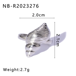 Detailed view of silver seashell ring with dimensions 2.0cm and weight 2.7g specs