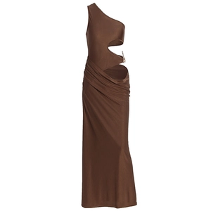 Détail de la découpe à la taille et épingle argentée sur robe longue marron