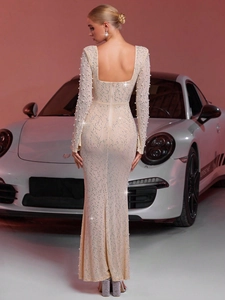 Robe de soirée élégante en paillettes champagne avec dos nu et coupe sirène ajustée