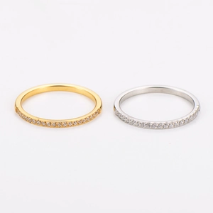 Anillos apilables minimalistas en oro y plata con micro-pavé de circonitas claras
