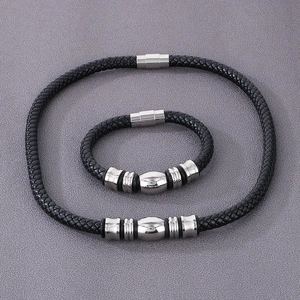 Détail de l'ensemble collier et bracelet en cuir tressé noir avec fermoir magnétique