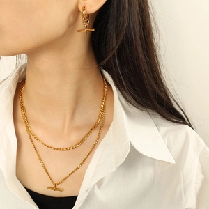 Parure de bijoux dorés avec collier à fermoir barre T et boucles d'oreilles