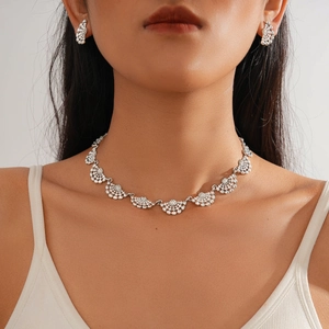 Parure collier et boucles d'oreilles en strass argentés en forme d'éventail sur mannequin
