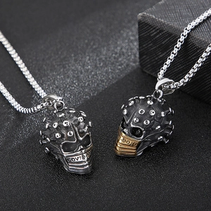 Détail macro de pendentifs crâne avec masques argentés et dorés sur une surface sombre