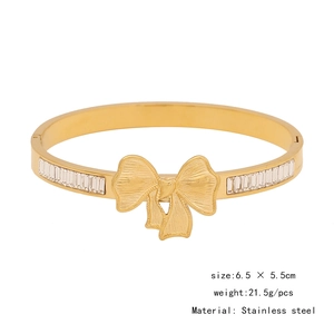 Détails du bracelet nœud en acier doré avec zircons et dimensions du produit