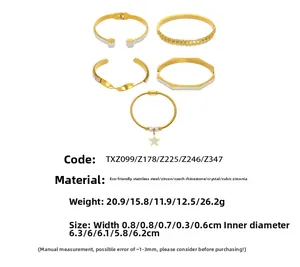 Détail de l'ensemble de bracelets en acier doré 18k avec zircons 5A brillants et cristaux