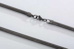 Détail de la chaîne serpent en acier inoxydable gris bronze avec fermoir mousqueton
