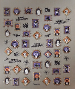 Détail de stickers ongles Halloween avec chauve-souris et citrouilles dorées en relief