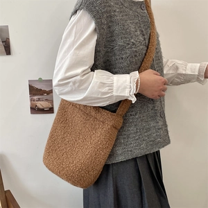 Gros plan détaillé du sac bandoulière marron en peluche et de sa texture en laine