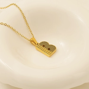 Détail du pendentif lettre B plaqué or 18k avec une texture d'écorce unique en gros plan