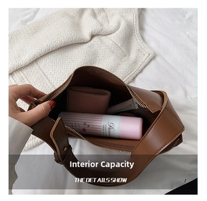 Vue intérieure du sac selle en cuir marron montrant la capacité pour le maquillage