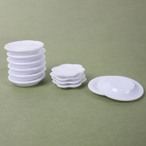 Set di piatti in miniatura bianchi per casa delle bambole con piatti tondi e sagomati