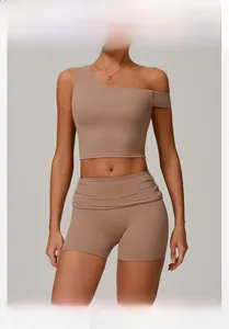 Détail d'un ensemble de yoga recyclé avec haut asymétrique et short de sport à taille haute