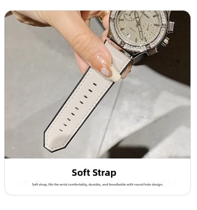 Vue détaillée du bracelet en silicone blanc souple avec trous d'aération d'une montre à quartz