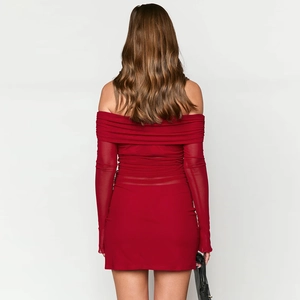 Detailansicht des roten Off-Shoulder-Netzkleids mit Rückenschlitz und figurbetonter Form