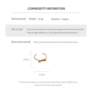 Guida alle dimensioni del bracciale a fiocco dorato con misure di 5,6 cm e 6,4 cm