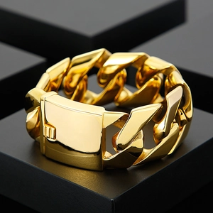 Détail d'un bracelet gourmette doré de 31mm de large avec fermoir de sécurité robuste