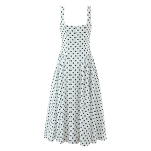 Robe mi-longue blanche sans manches à pois noirs avec col en V et coupe évasée