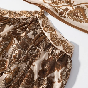 Dettaglio della stampa paisley bohémien su tessuto satinato con vita elastica
