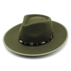 Chapeau fedora en feutre de laine olive foncé avec bord large et bande en cuir clouté