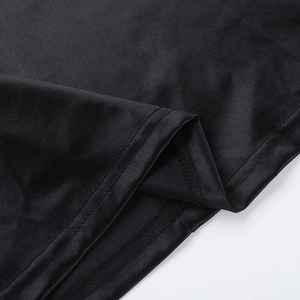 Dettaglio della cucitura a doppio ago su tessuto a maglia nero per top aderente