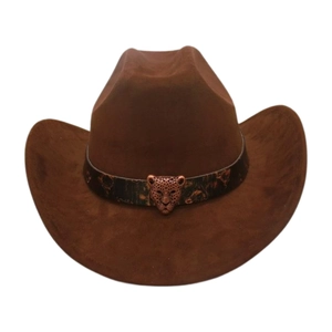 Dettaglio cappello cowboy scamosciato marrone con testa di leopardo e fascia etnica