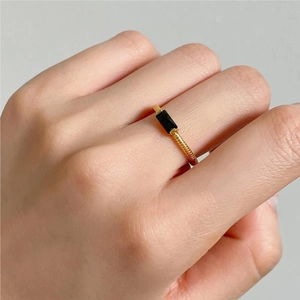 Minimalist 925 silver gold ring with square black zircon and elegant twisted texture band