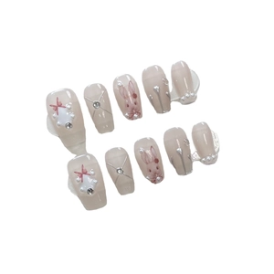 Faux ongles faits main lapin Rococo avec nœuds 3D et perles sur une base rose nude