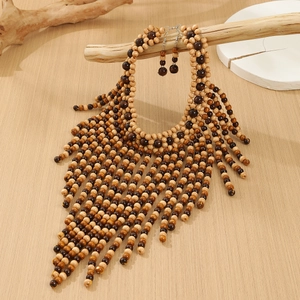 Detail eines böhmischen Holzperlen-Halskettensets mit Ohrringen und braunen Quasten