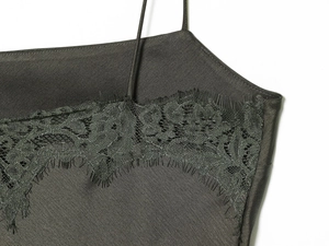 Gros plan sur un caraco en satin gris foncé avec dentelle délicate et fines bretelles