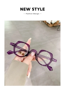 Dettaglio degli occhiali tondi viola trasparenti con lenti anti-luce blu alla moda