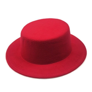 Cappello boater rosso classico in feltro di lana con corona piatta e tesa larga