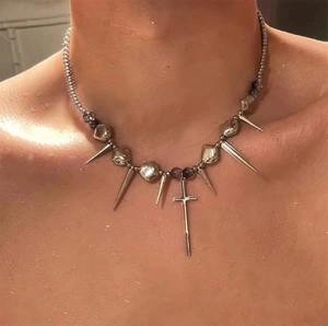 Collana punk in acciaio al titanio argento con pendente a croce e punte in metallo