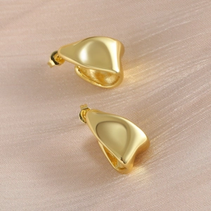 18k gold plated irregular geometric C-shaped earrings with wave design on satin
