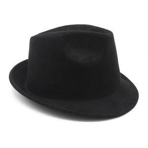 Détail d'un chapeau fedora noir montrant la texture du feutre et son ruban assorti