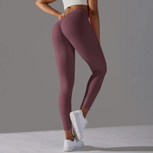Détail du legging de yoga effet push-up prune à taille haute et couture froncée extensible