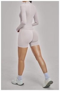 Detail der hohen Hebenähte an nahtlosen hellvioletten Yoga-Shorts für Damen