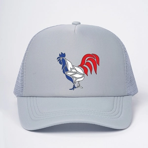 Cappellino trucker grigio chiaro regolabile con grafica di gallo moderna rossa bianca blu