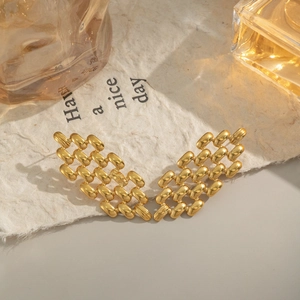 Boucles d'oreilles clous dorées à mailles tissées avec design géométrique élégant