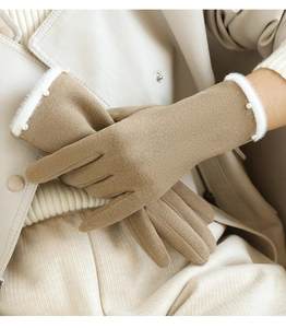 Camel Thermohandschuhe mit weißem Kunstfellbesatz und zarten Perlenverzierungen