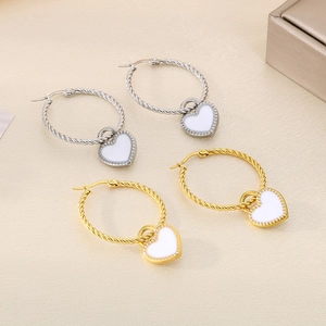 Boucles d'oreilles créoles torsadées plaquées or 18K et argent avec cœurs blancs