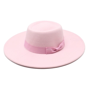 Détail du chapeau en laine rose à large bord avec ruban en gros-grain assorti