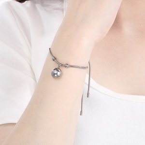 Detail eines verstellbaren Schlangenketten-Armbands aus Silber mit einer Metallkugel