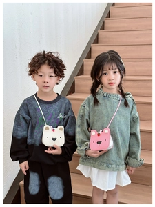 Kids bear-shaped crossbody bags in white and pink worn by children on stairs