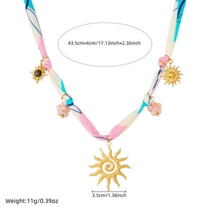 Collier en tissu tie-dye avec pendentifs soleil dorés et breloques de fleurs roses