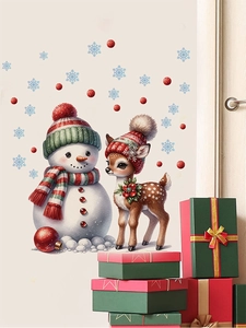 Détail de stickers muraux de Noël avec bonhomme de neige et renne sur un mur de salon