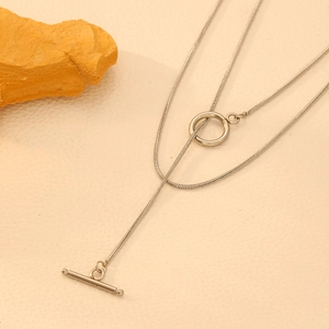 Détail macro du collier chaîne serpent argenté avec fermoir OT en métal poli brillant