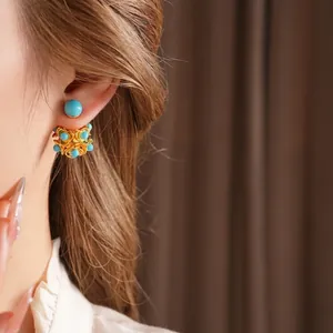 Boucles d'oreilles vintage en résine dorée et turquoise portées par un mannequin asiatique